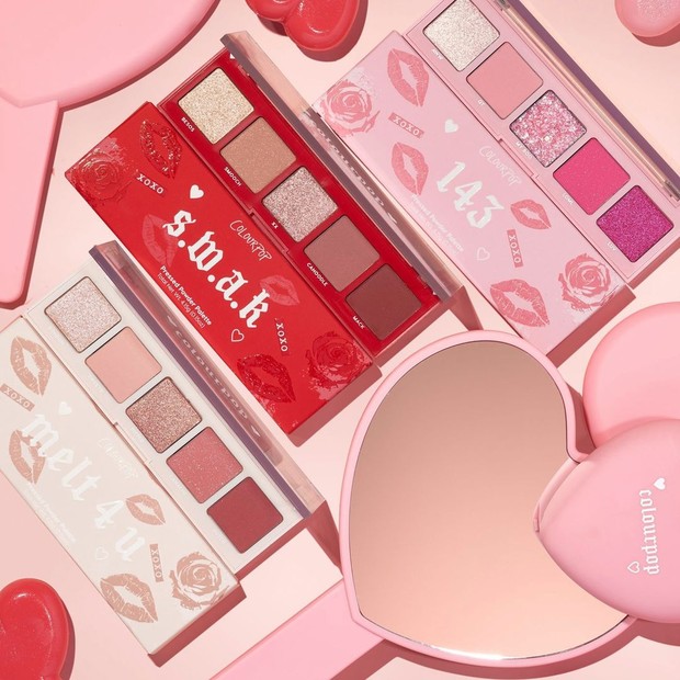 Koleksi ColourPop Valentine’s Day akan membuat kamu merasakan cinta dengan persembahannya yang berwarna pink, merah dan dengan kemasan yang berpola ciuman.