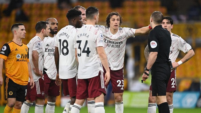 WOLVERHAMPTON, ENGLAND - FEBRUARY 02: David Luiz of Arsenal reacts after he is shown a red card by Referee, Craig Pawson during the Premier League match between Wolverhampton Wanderers and Arsenal at Molineux on February 02, 2021 in Wolverhampton, England. Sporting stadiums around the UK remain under strict restrictions due to the Coronavirus Pandemic as Government social distancing laws prohibit fans inside venues resulting in games being played behind closed doors. (Photo by Shaun Botterill/Getty Images)