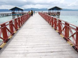 Ada Keceriaan di Dermaga Aeborek