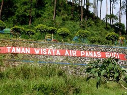 Akhir Pekan Hangat di Pemandian Air Panas Guci, Tegal