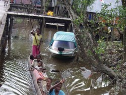 Asmat dan Perahu