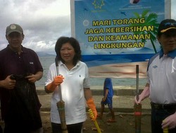 Ayo! Bersih-bersih Pantai Seperti Bu Menteri