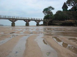 Bale Kambang, Surga Lautan yang Terpinggirkan