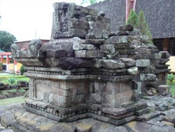 Belajar Kearifan Arsitektur Candi Songgoriti