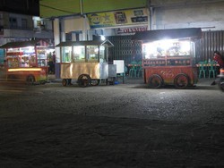 Berbaur di Padatnya Pasar Hong Kong Singkawang