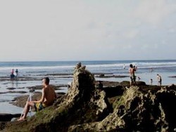 Berenang di Pantai Tanpa Ombak di Uluwatu