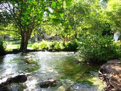 Berendam Air Hangat Dengan Tiga Ribu Perak di Desa Soa