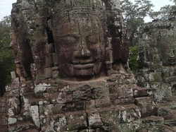 Bermain Petak Umpet dengan dua gadis cilik Kamboja di Angkor.