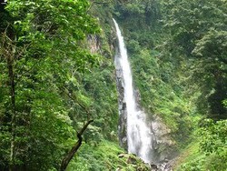 Berpetualang di Curug Lawe
