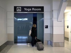 Bosan Menunggu Pesawat, Yoga Saja di Bandara!