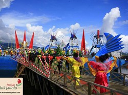 Cabaret Indah di Atas Laut di Halmahera Barat