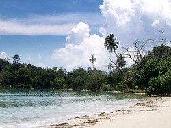 Dari Pantai Pasir Panjang hingga Komunitas Adat Terpencil Suku Mantang
