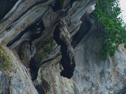 Fenomena Alam Batu Gantung