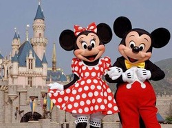 Gemerlap Natal di Disneyland Hong Kong