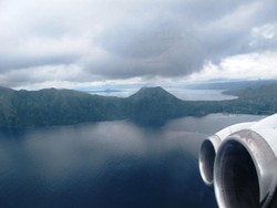 Ia, Meja dan Wongge - Selingan di Pesawat