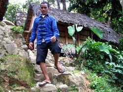 Jalan Kaki Berjam-jam untuk Berdagang di Cibeo