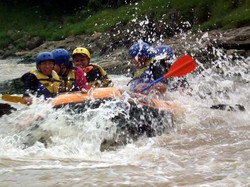 Kampung Jeram: Hanyut di Lembah Dua Gunung