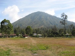 Kawah Gunung Ijen, Keindahan Alam dan Pabrik Belerang