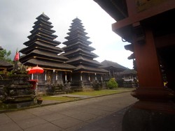 Keagungan Pura Besakih di Kaki Gunung Agung