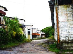 Keheningan Pabrik Yang Tak Berpenghuni