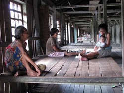 Kehidupan Penghuni Rumah Betang Saham