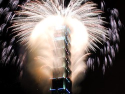 Kembang Api Spektakuler Mengisi Tahun Baru di Taipei