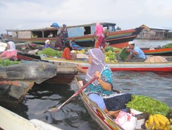 Kemeriahan Pagi di Pasar Terapung