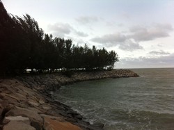 Kesejukan Pantai Tungku di Balik Panasnya Bandar Seri Begawan