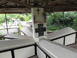 Kuburan Kampung Nelayan Penangkap Paus Lamalera (Seri Kearifan Lokal #1)