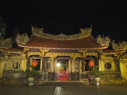 Larut Dalam Syahdu di Longshan Temple, Taipei