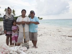 Lima Puluh Ribu Rupiah Untuk 20 Karung Kerang Pantai