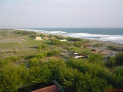 Melihat Keindahan Pantai Pandan Sari Lewat Mercusuar