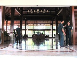 Memanjakan Diri di Hotel Lor-In, Solo