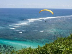 Membelah Angin Paralayang di Atas Pantai Timbis