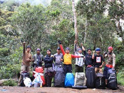 Menapaki Terjalnya Gunung Cikuray