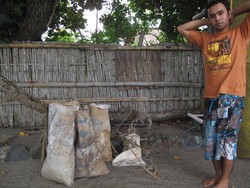 Meneladani Cinta Alam dari Bule Gila