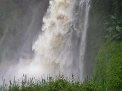 Menembus Asap Air Terjun Telun Berasap