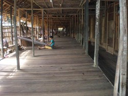 Mengenal Bentuk Rumah Betang Ensaid Panjang