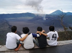 Menggapai Puncak Bromo dan Menembus Lautan Pasir