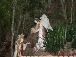 Mengunjungi Goa Santa Maria di Bitauni