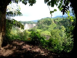 Menikmati Angin Sore di Ngarai Sianok