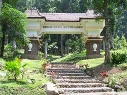 Menikmati Keindahan Air Terjun di Baturaden