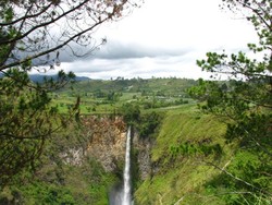 Menikmati Percikan Air Terjun Sipiso-piso