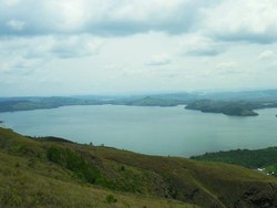 Menikmati Pesona Danau Sentani Dari Bukit Makatur, Merasakan Romantisme Mac Arthur
