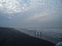 Menyongsong Fajar di Pantai Suwuk