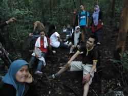 Merambah Kecantikan Air Terjun Dwi Warna