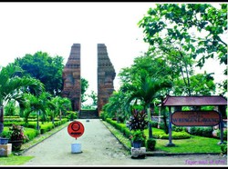 Merasakan Sensasi Majapahit di Balik Gapura Wringin Lawang