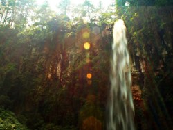 Naik Turun Grojogan Sewu dengan Keindahan Air Terjunnya