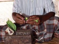 Nyirih: Tradisi Leluhur Kaya Makna dan Fungsi