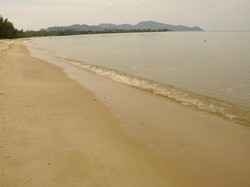 Pantai Berpasir Putih dan Berbatu besar ala Riau